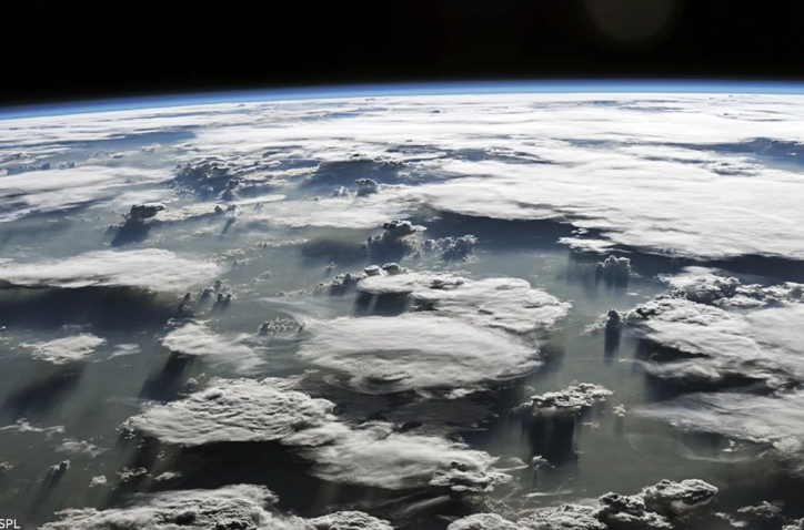 Eine Satellitenansicht konvektiver Wolken aus dem Weltraum, betrachtet in einem 45-Grad-Winkel von oben nach unten